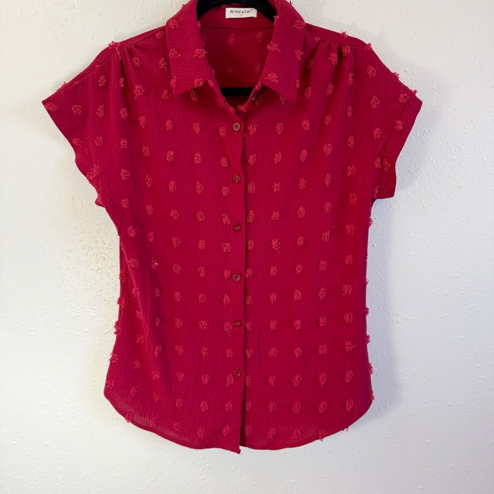 Fitted Red Blouse with Notched Collar and Buttoned‎ Style